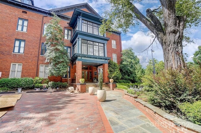 Building Photo - 229 N Poplar St Unit 1