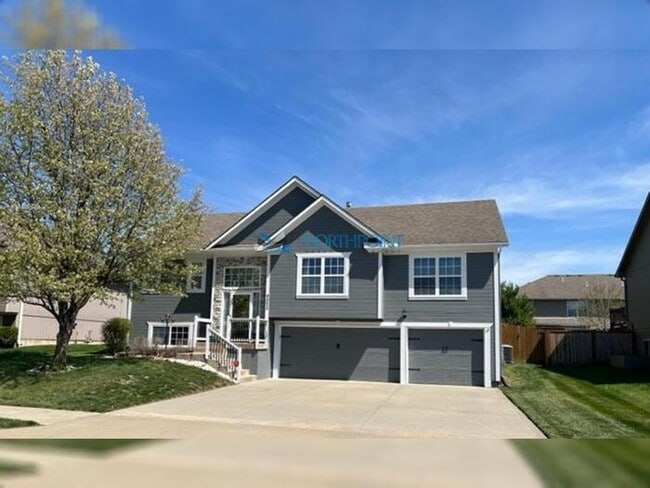 Beautiful 4 Bed 3 Bath Home in Blue Springs! - Beautiful 4 Bed 3 Bath Home in Blue Springs!