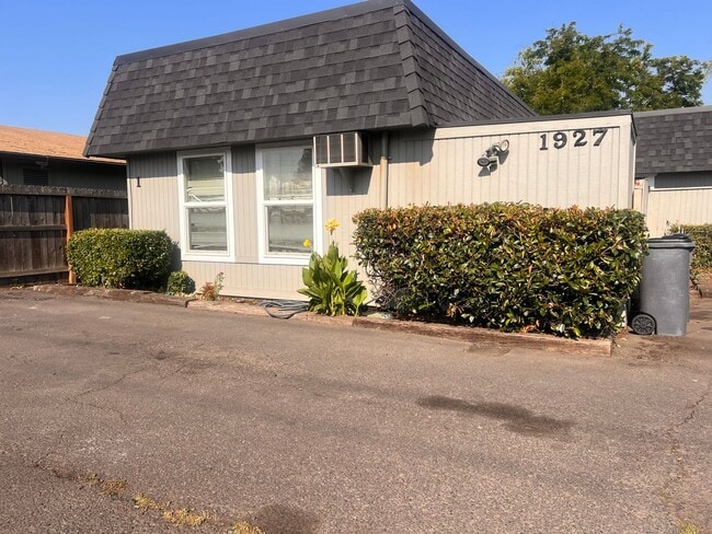 Building Photo - 1927 Crater Lake Ave Unit #4