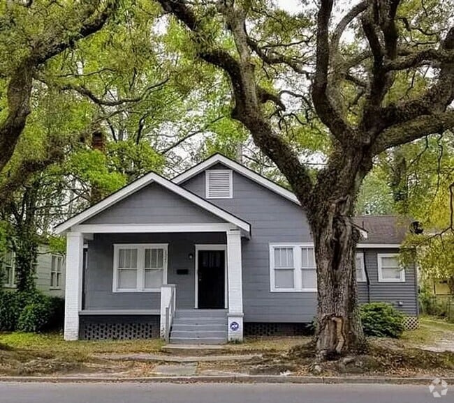 Building Photo - Large 3BR/2BA Downtown Home Walking Distan...