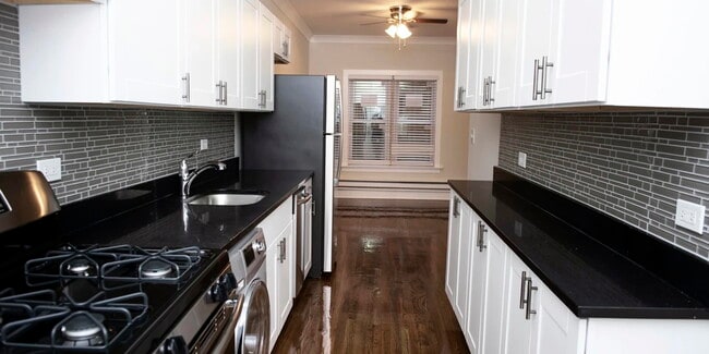 Photo - 727 W Roscoe St