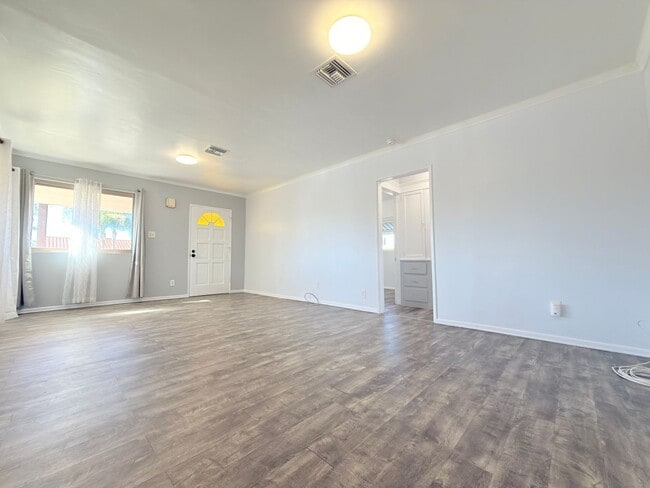 Photo - 1007 De Foe St