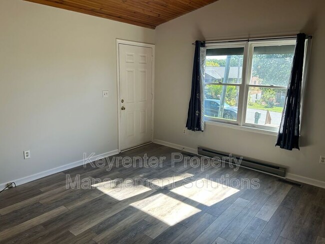 Photo - 400 F St