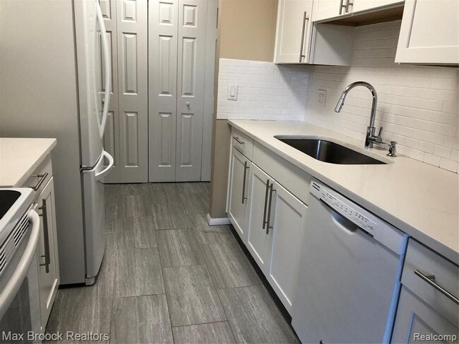 Photo - 29880 W 12 Mile Rd Unit 812