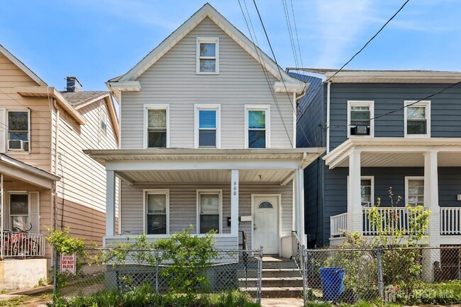 Building Photo - 660 Charles St Unit 2