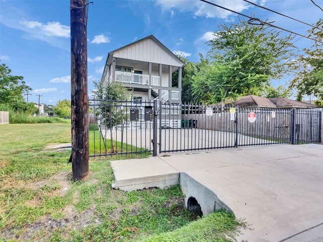 Photo - 819 E 40th St