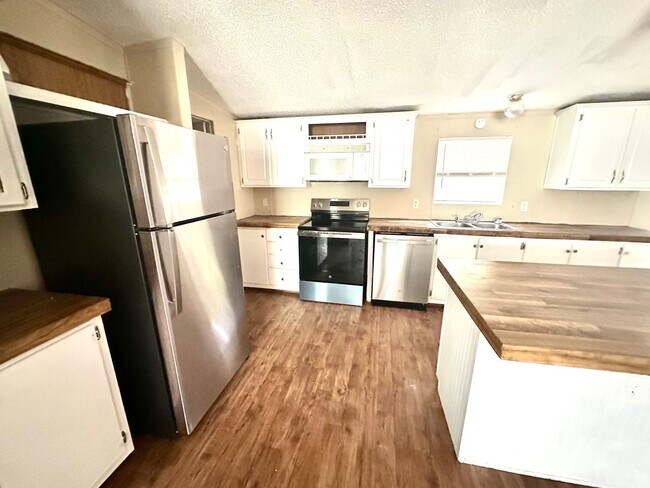 Photo - 3 Bed, 2 Full Bath - Country Living on 1 Acre Near Alabama River