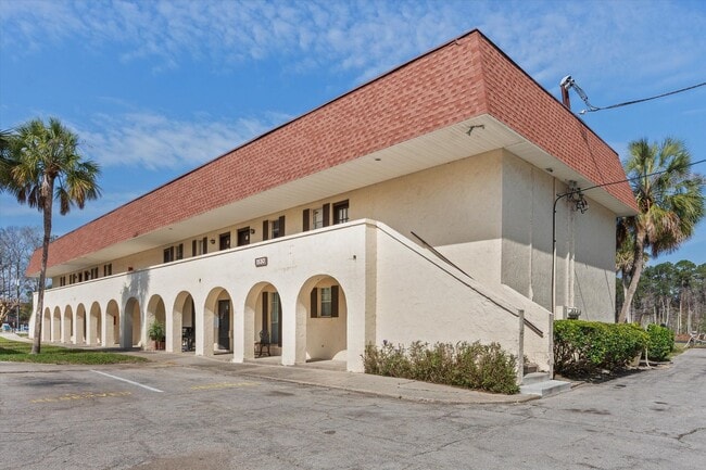 Building Photo - Your waterfront escape awaits! Rental