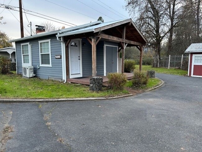 Photo - Adorable 1 bedroom Cottage!!