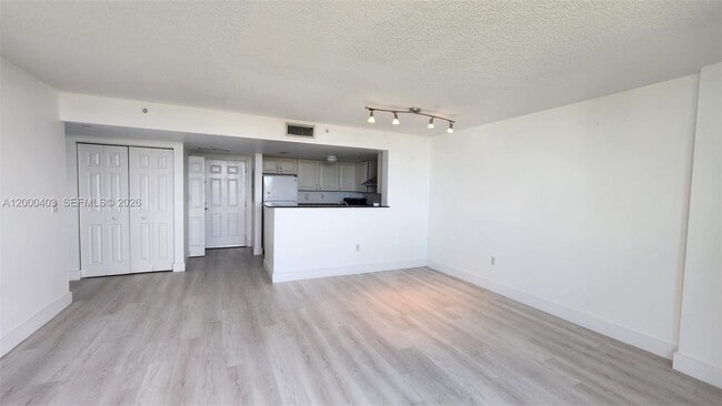 Photo - 3000 Coral Wy Unidad 713