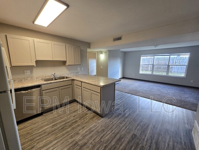 Building Photo - 60 Miller Ave SW