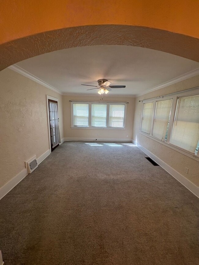 813 W Maywood Ave