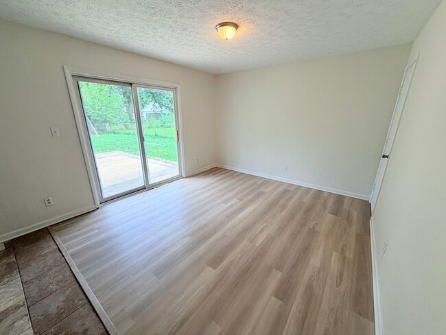 Photo - 845 Middle Dr