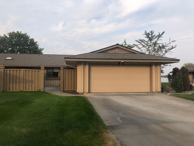 Building Photo - LAKEFRONT Condo Style Living!