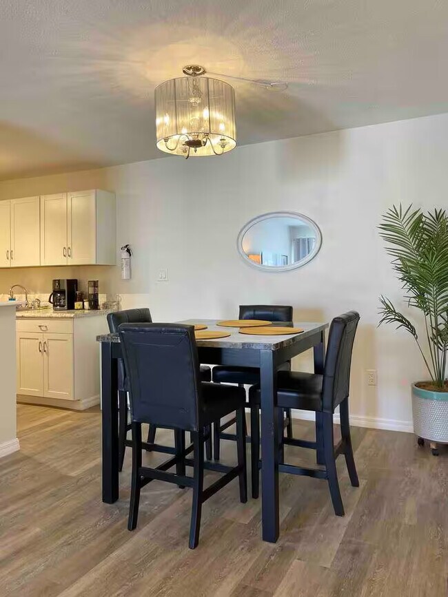 Mesa de comedor y sillas de altura de barra - 1700 SW 16th Ct Unidad SHE 28