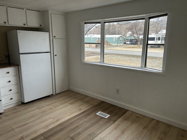 Photo - 104 1st Ave SW