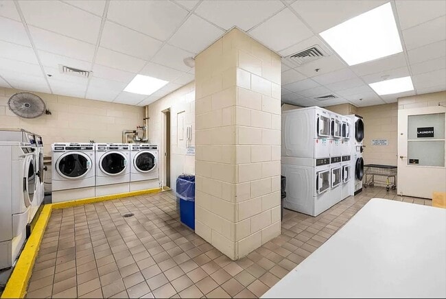Photo - 245 E 44th St Unidad 24C