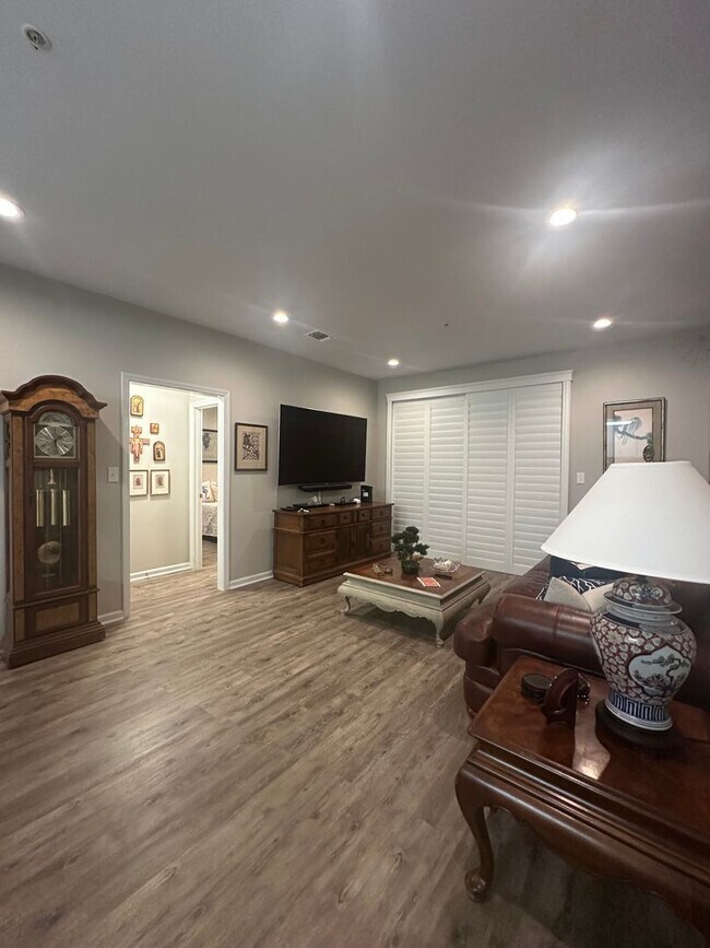 Photo - Beautiful Condo walking distance to Grand ...