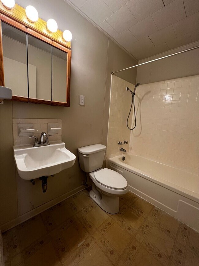 Photo - 3 Bedroom, 1.5 Bathroom, Brick Home with y...