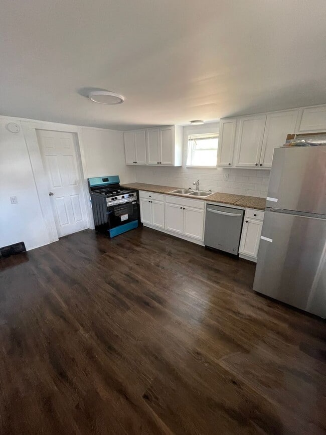 Building Photo - 3 bedroom home in Elizabeth-Forward!