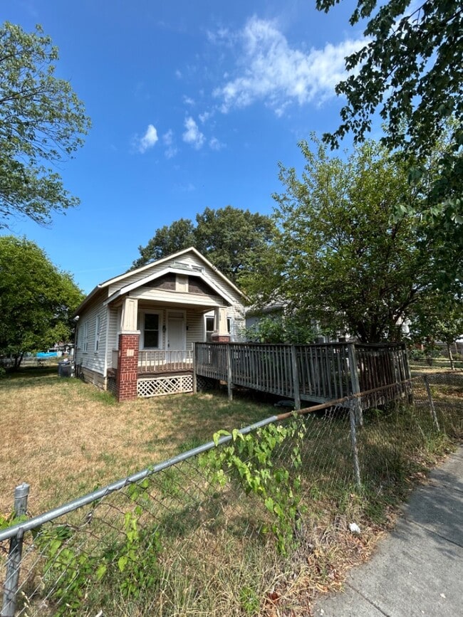 Building Photo - 800 44th St NE Rental