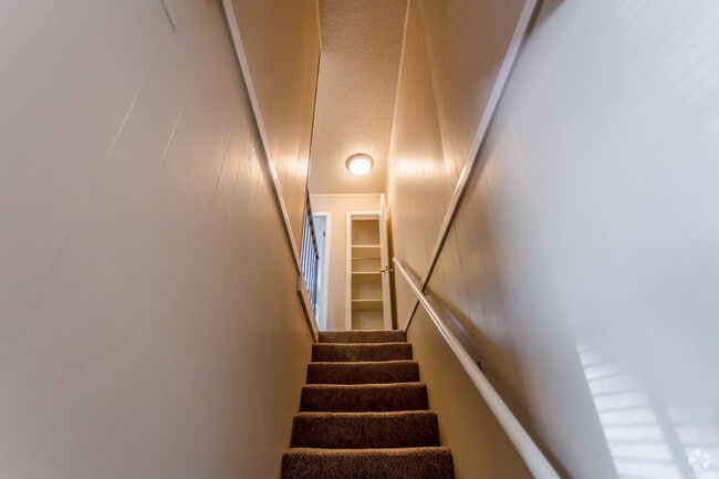 2BR, 1BA - 736 SF - Townhouse