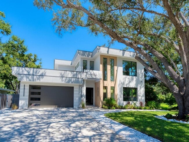 Building Photo - 2467 Hyde Park St