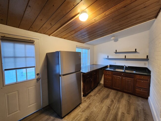 Building Photo - 155 E 15th Ave Unit Middle