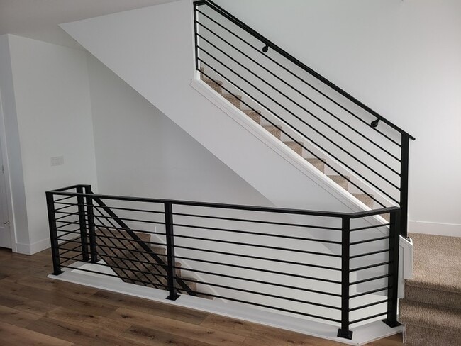 Photo - 2242 525 W
