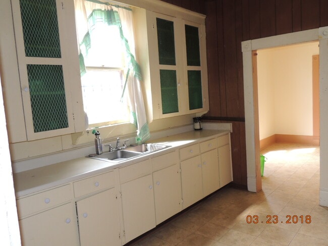 Photo - 1118 Essex St