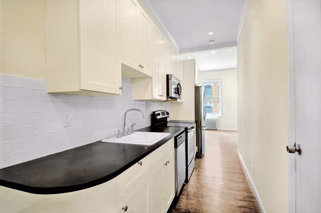 Photo - 198 W 10th St