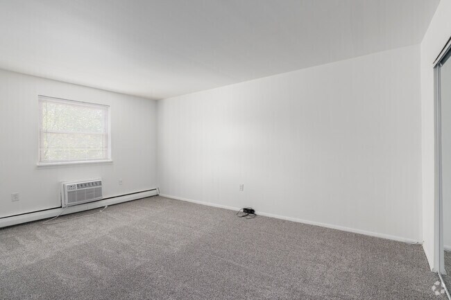 2BR, 1BA - 875SF - Primary Bedroom