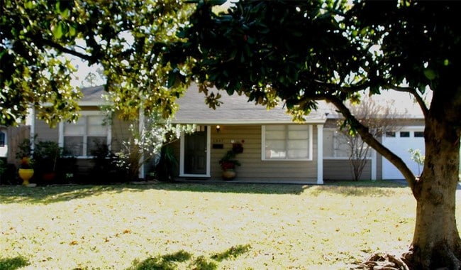 Building Photo - 1347 Gardenia Dr Rental