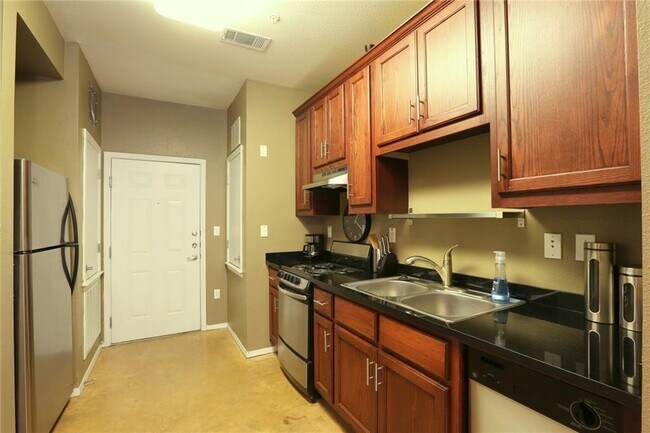 Photo - 910 W 25th St Unidad 302