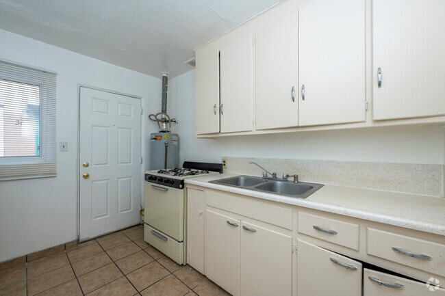 1BR, 1BA - 575SF - Kitchen