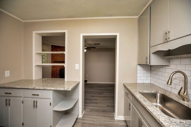 Photo - ** 3 bed 2 bath located in Forrest Hills ** Call 334-366-9198 to schedule a self showing