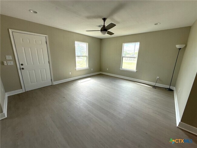 Photo - 1851 Connell St