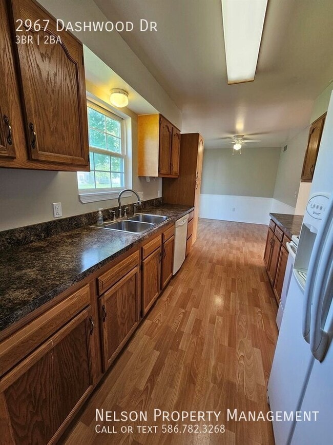 Photo - 2967 Dashwood Ave