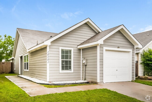 Building Photo - 10701 Many Oaks Dr Rental
