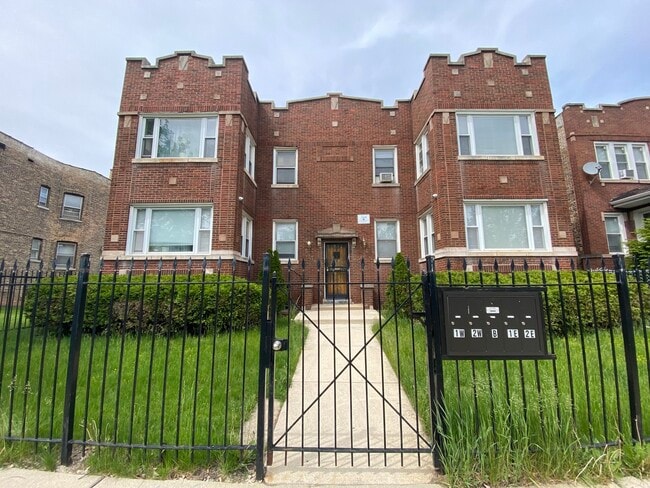 Building Photo - 5438 W Potomac Ave Unit 2W Rental
