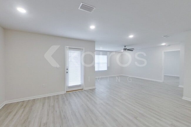 Photo - 135 Swallowtail Ln