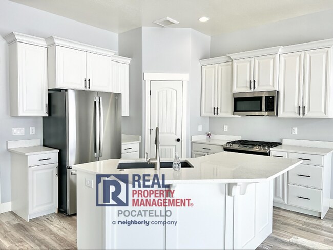 Photo - "AMAZING NEW HOME FOR RENT" 3 Bed 2 Bath - 2 Car Garage