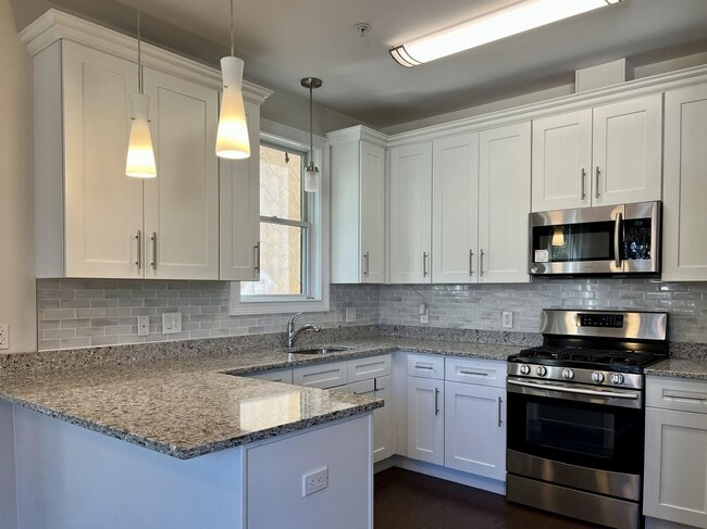 Building Photo - 140 36th St Unit 305