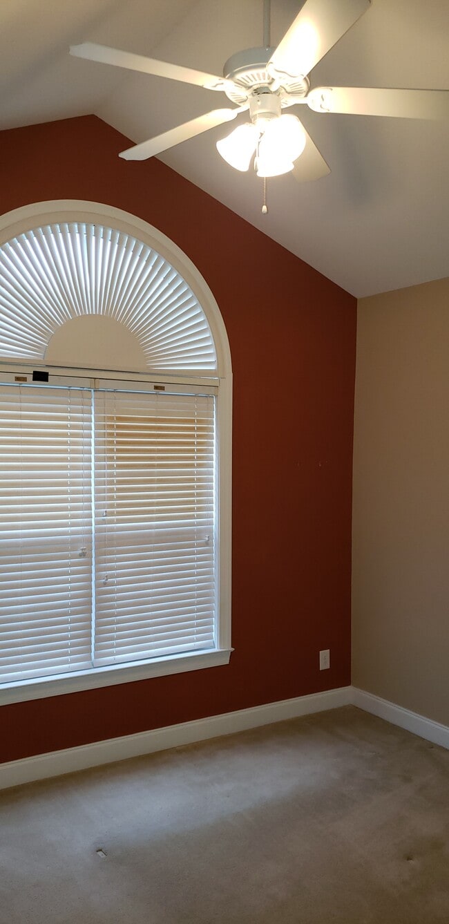 Building Photo - 315 St Nicholas Trail