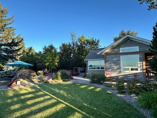 Building Photo - Fully Furnished House with lake views and ...