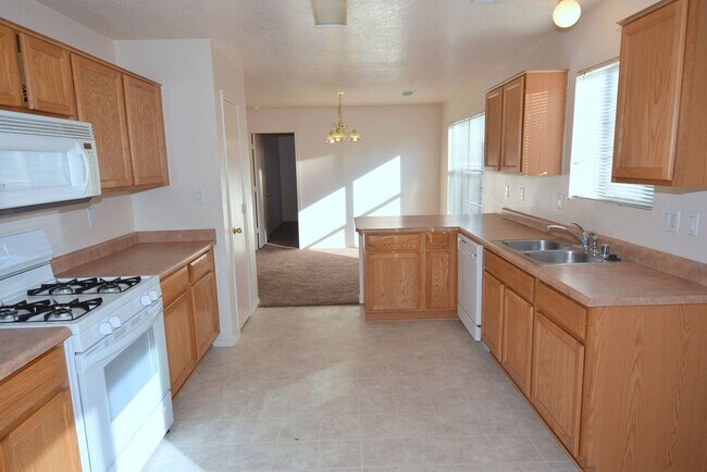 Photo - 4 Bedroom Nice and Newer Community Refrige...