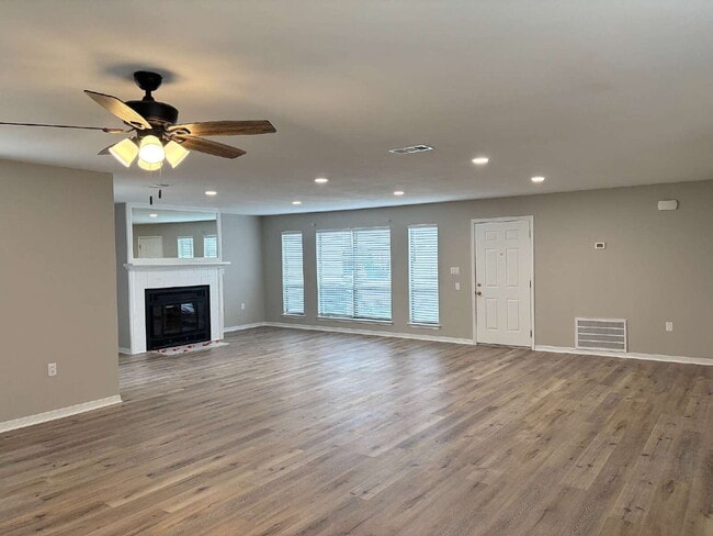 Photo - "Charming 2-Bed Oasis with Granite Touches & Cozy Fireplace in Fort Walton Beach!"