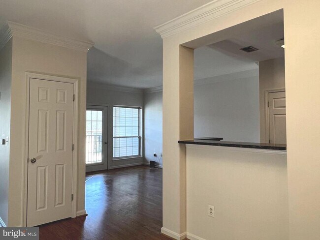 Photo - 4852 Eisenhower Ave Unidad 437