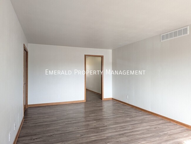 570 N Mulford Rd Unit 4