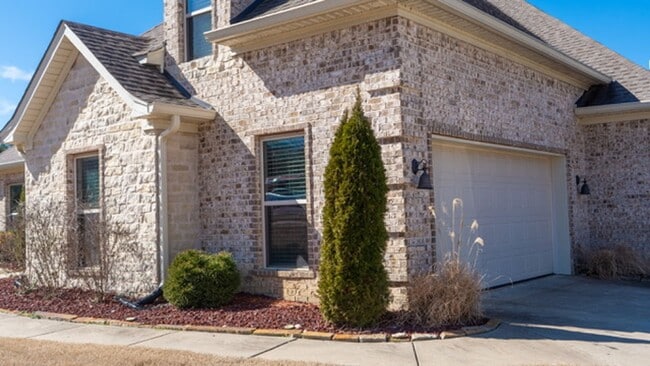 Building Photo - Beautiful all Brick home in Benton
